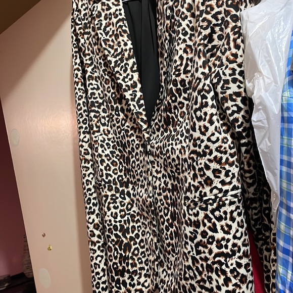 BEAUTIFUL TAILORED ANIMAL PRINT BLAZER. - Picture 6 of 7